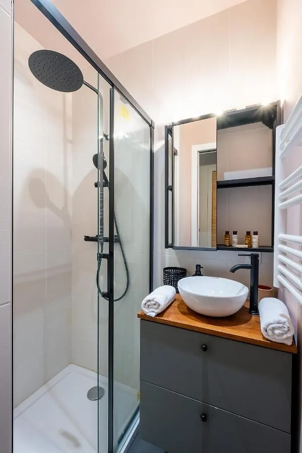 Veeve - Bright Beams Apartment Paris